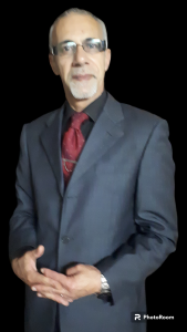 يُعَدّ وحيد العاسمي من الكفاءات المتقدمة العربية التي تمتلك خبرة واسعة في مجال التنمية البشرية، يحتاج إلى تأهيل فرق العمل، منذ عام 1996 وحتى اليوم، عبر منصة أكاديمية خاصة بشبكة التواصل الاجتماعي بين عدة دول عربية وأوروبية، برامج التدريب الإداري، لمساعدة الموارد البشرية، تواصل العملاء، وقيادة الفرق